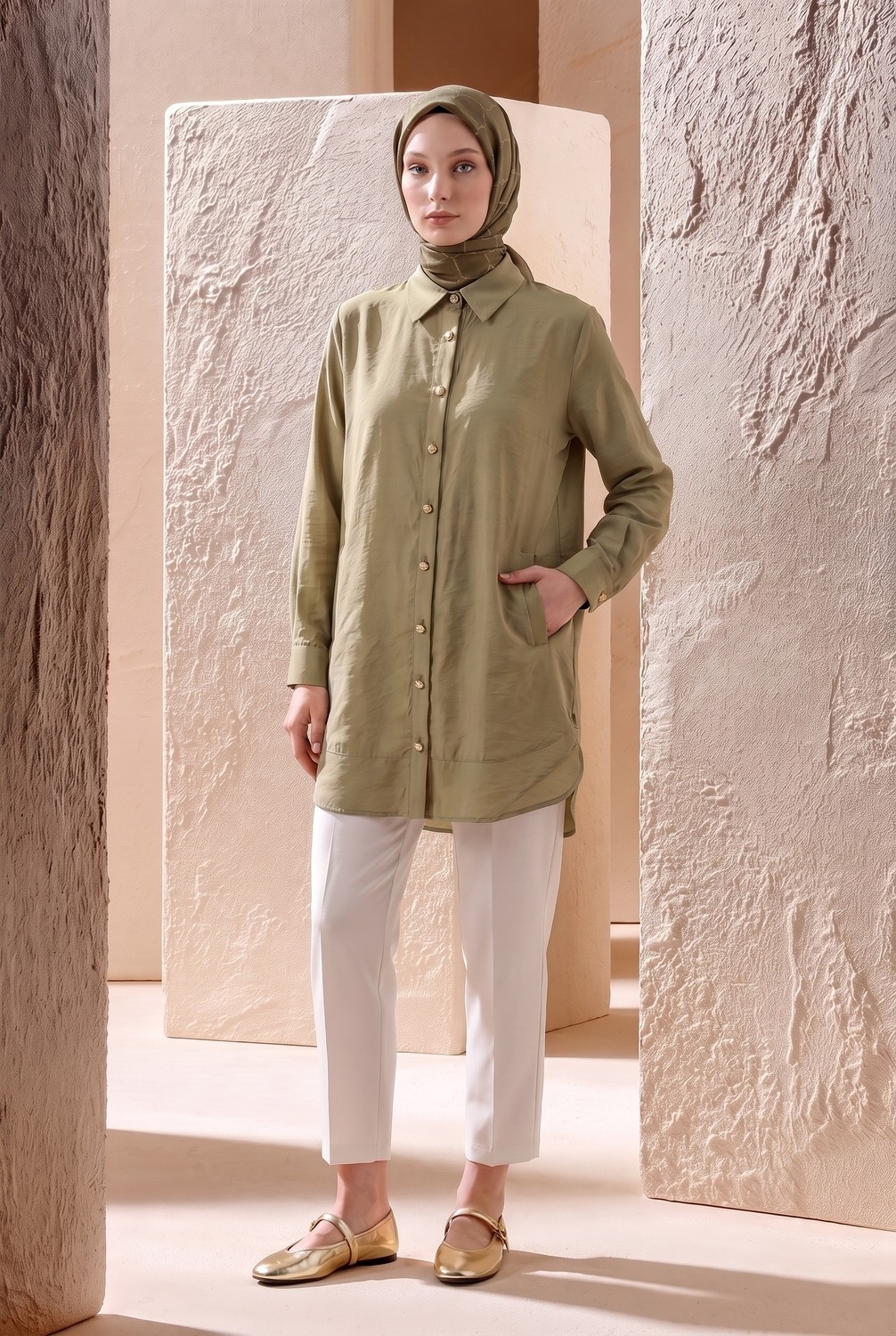 Armine Trend Gold Düğme Detaylı Klasik Yaka Uzun Tunik Rahat Kesim Şık Tesettür Tunik Modeli 89 cm Boy Açık Haki 26YT471 görsel 3