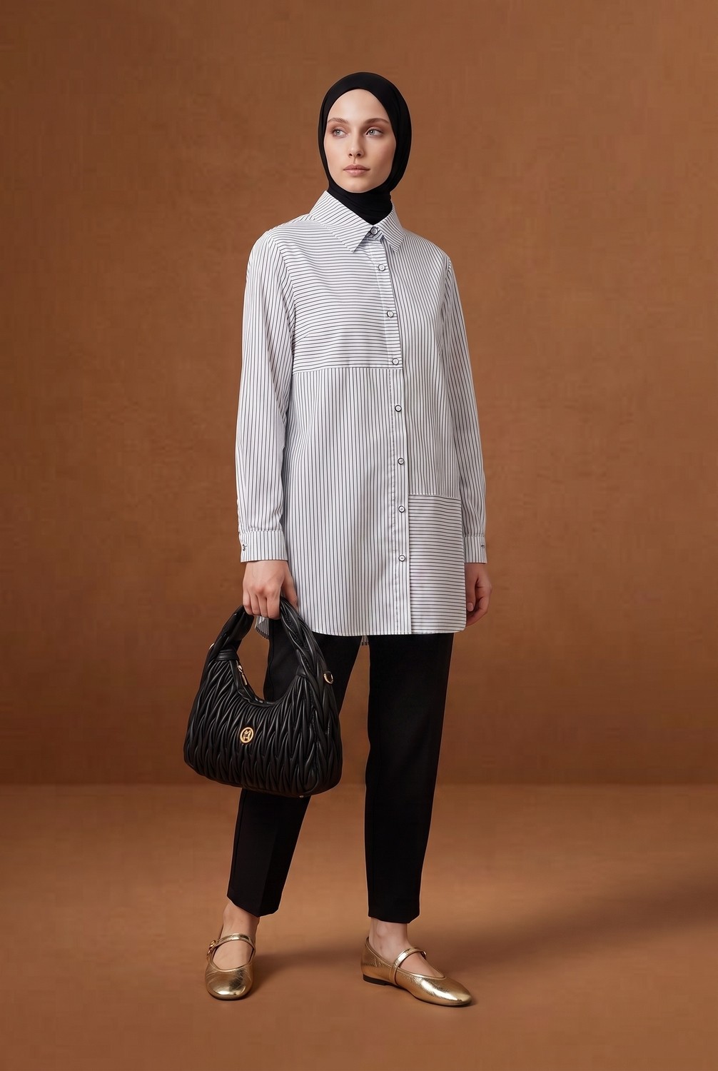 Armine Trend Çizgili Asimetrik Blok Detaylı Düğmeli Uzun Kollu Oversize Gömlek Tunik 90 cm Boy Siyah 26YT490