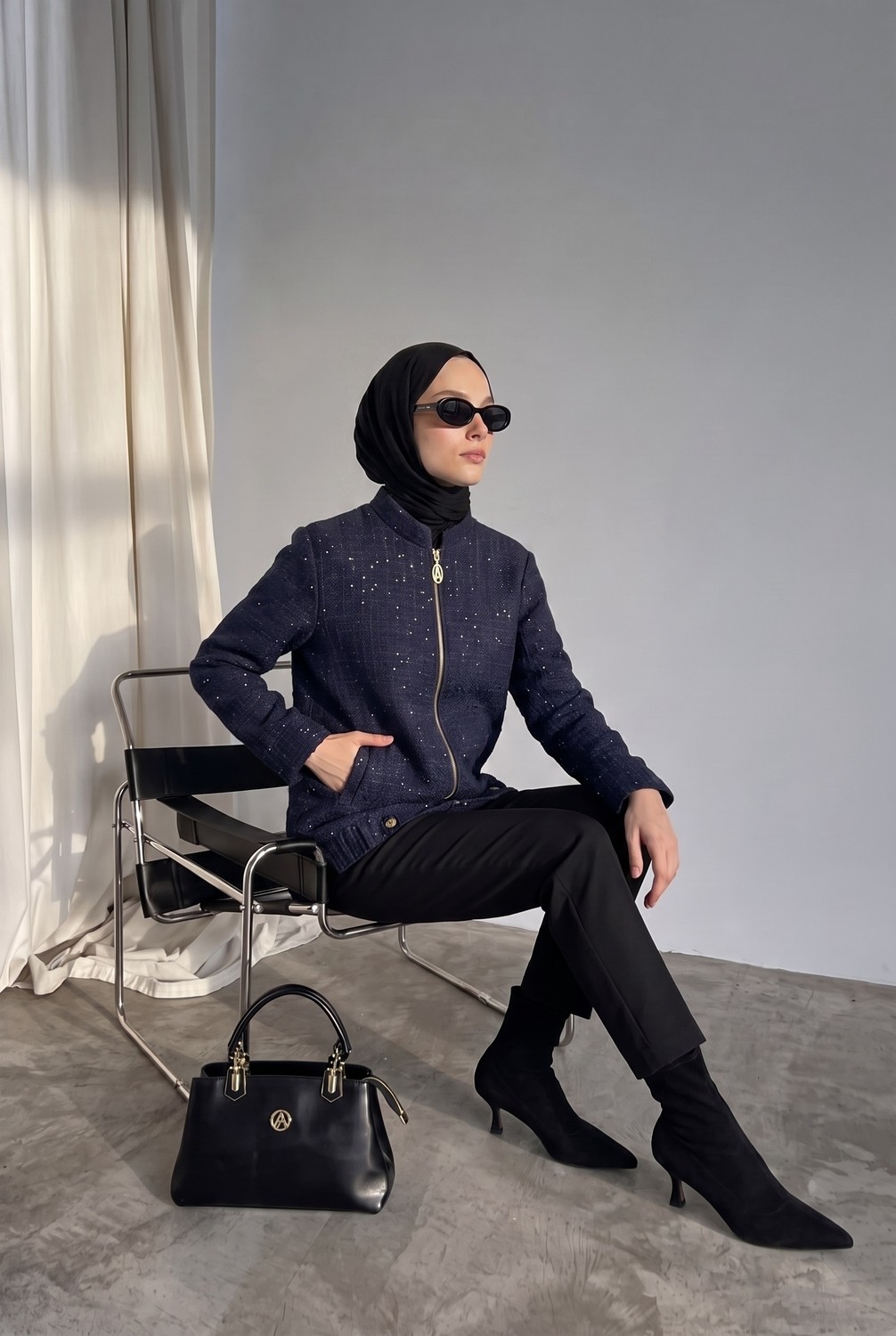 Armine Trend Fermuar Detaylı Taş Süslemeli Cepli Uzun Ceket Modern Şık Günlük Tesettür Dış Giyim Lacivert 25KT507