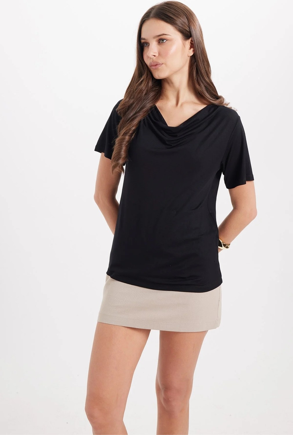Tudors Kadın Oversize Rahat Kesim Asimetrik Yaka Kısa Kol Siyah Viskon Bluz