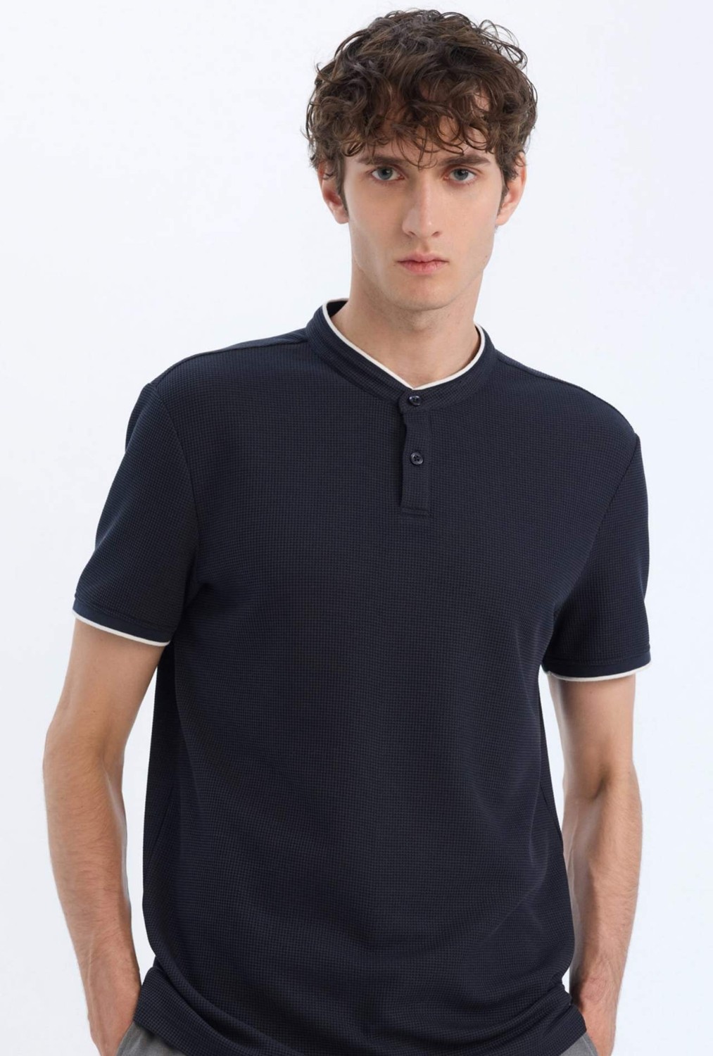 DeFacto Slim Fit Dar Kesim Dik Yaka Dokulu Kısa Kollu Waffle Polo Tişört Z4262AZ25SM