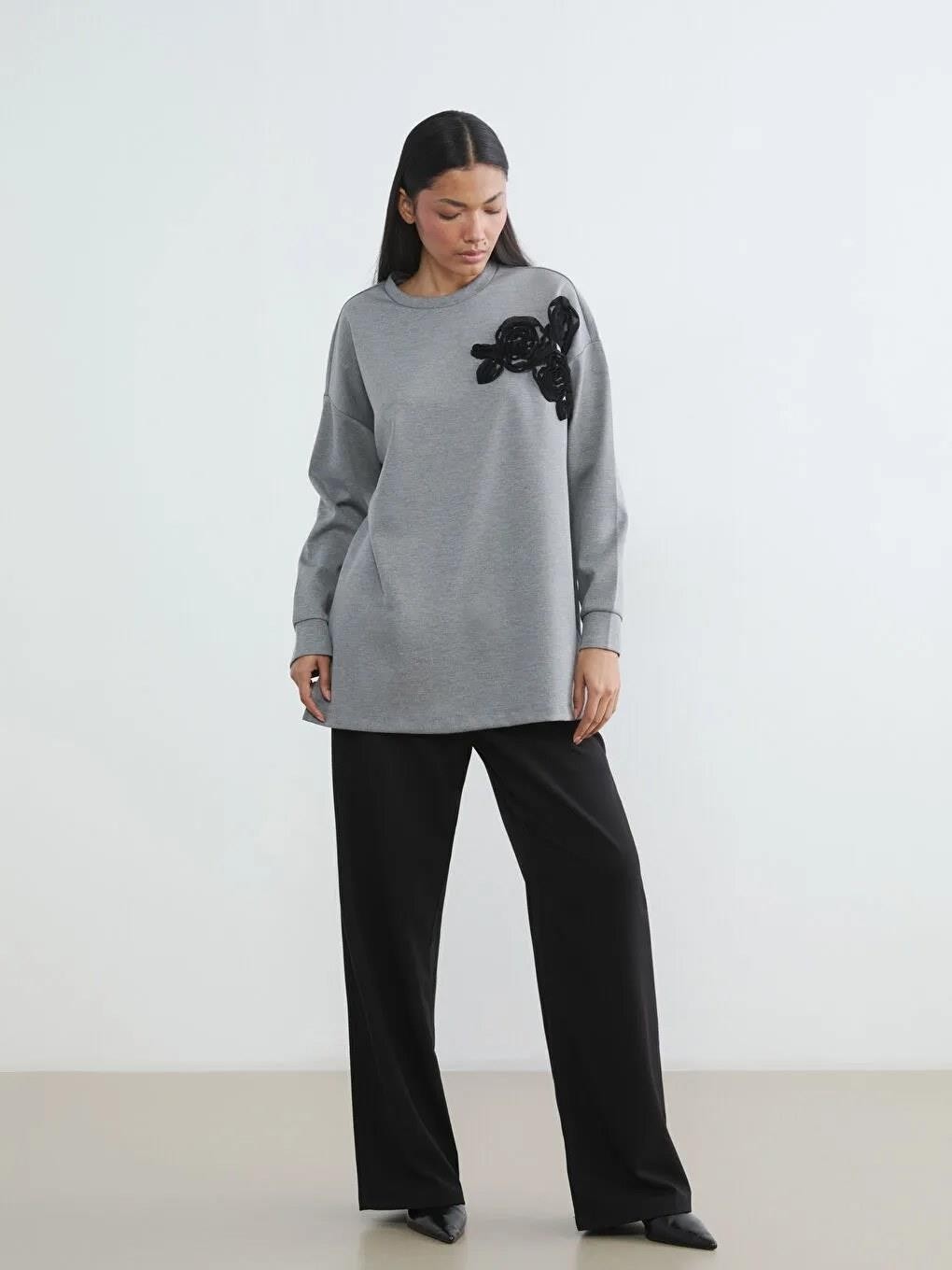 LC Waikiki Antrasit Çiçek Aplikeli Oversize Kadın Sweatshirt Tunik (S6) görsel 2