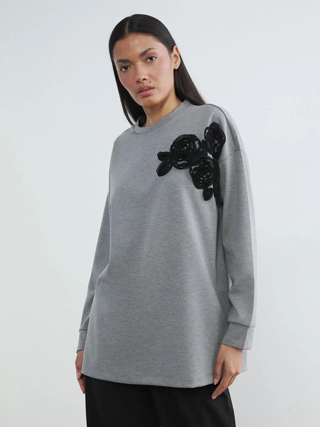LC Waikiki Antrasit Çiçek Aplikeli Oversize Kadın Sweatshirt Tunik (S6) görsel 3