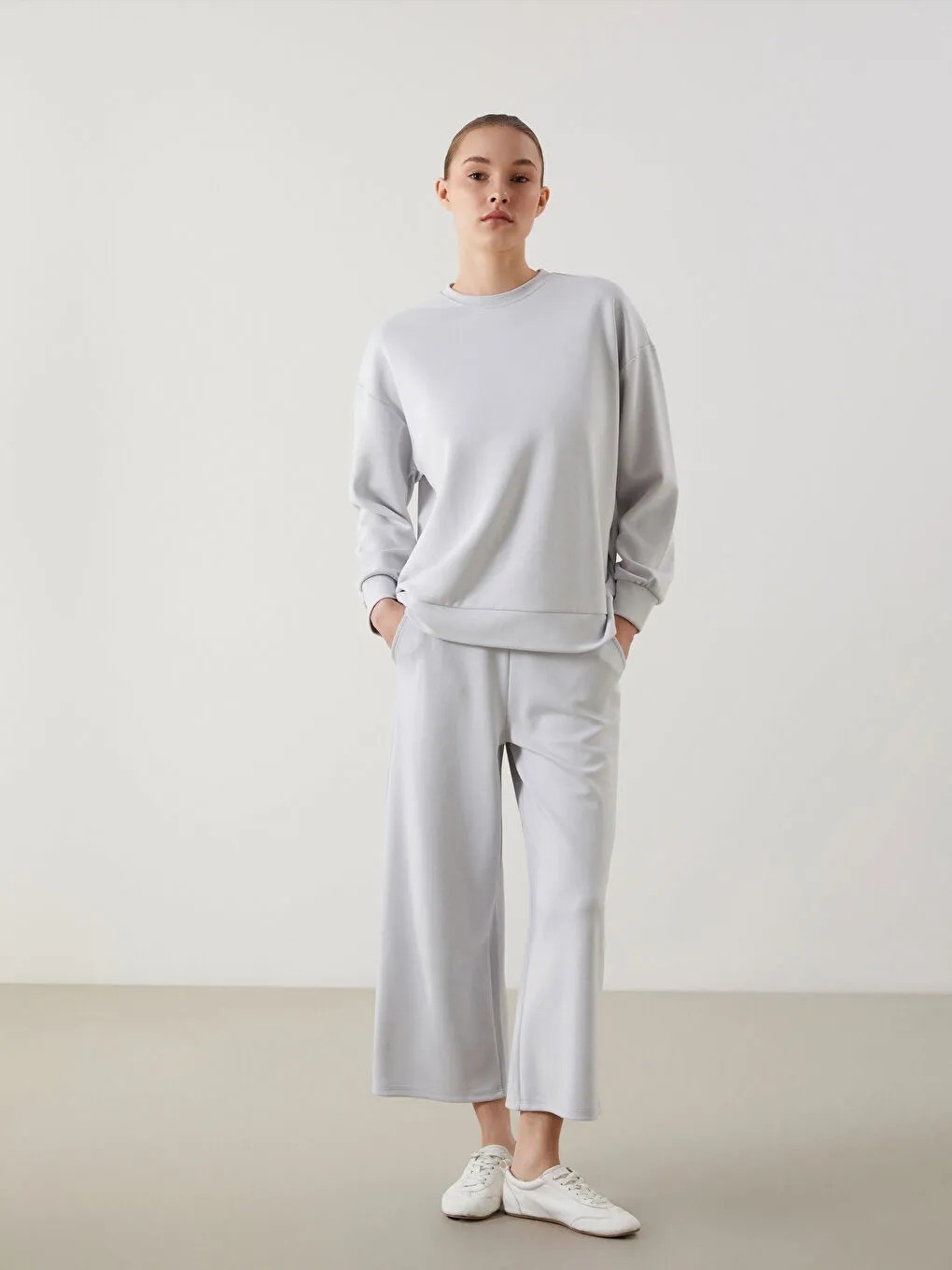 LC Waikiki Lcw Modest Gri Bisiklet Yaka Oversize Kadın Sweatshirt Tunik görsel 3