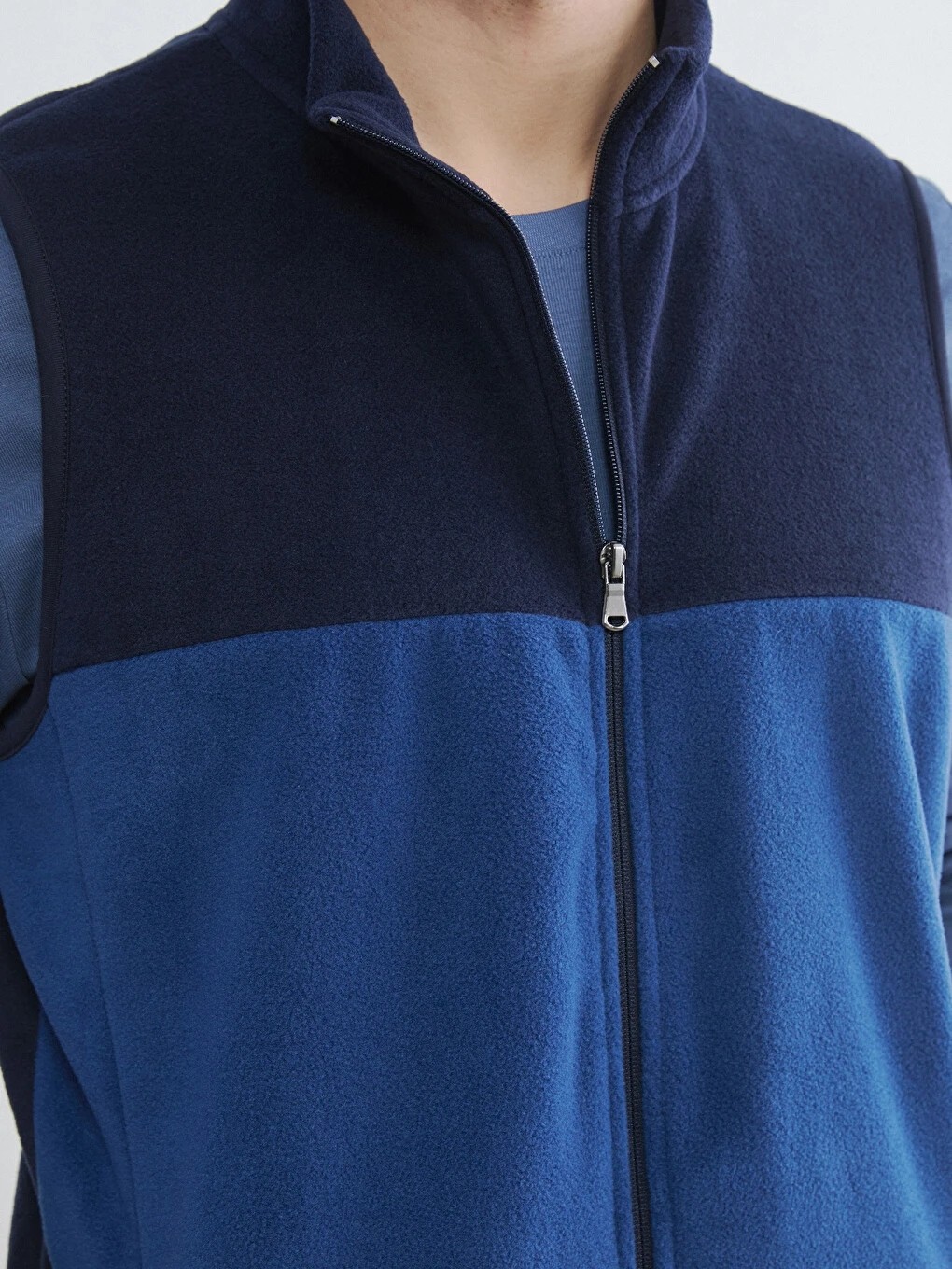 LC Waikiki Lacivert Standart Fit Dik Yaka Erkek Polar Yelek görsel 4