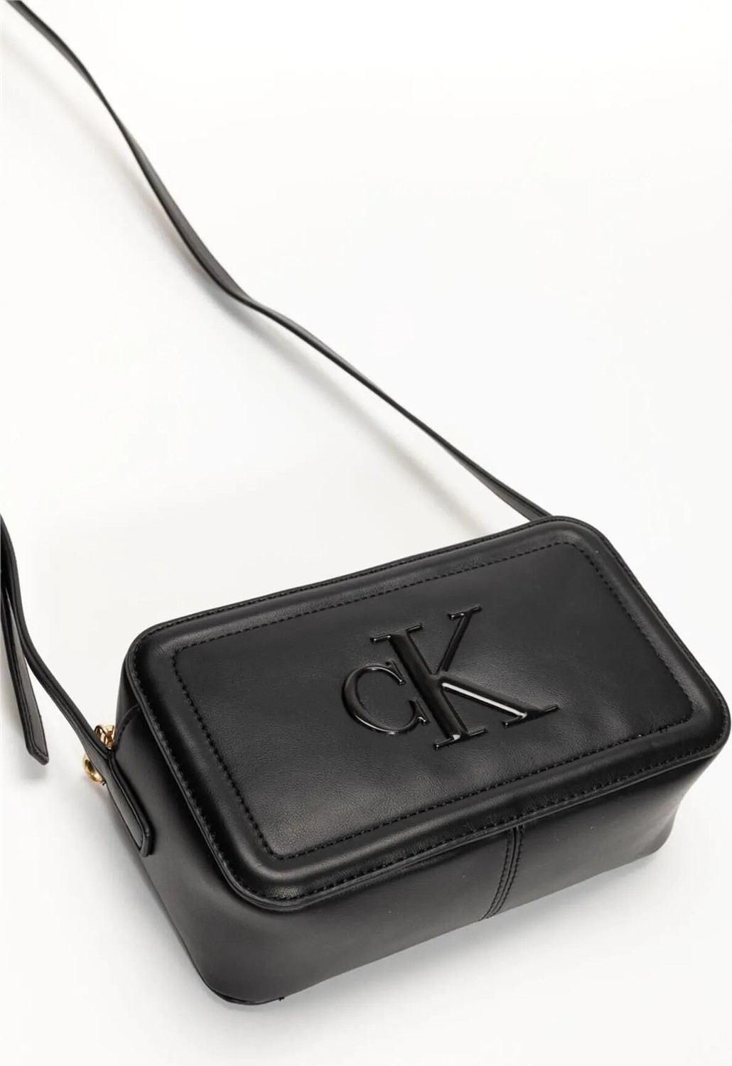 Calvin Klein Siyah Kadın Çapraz Çanta Ergonomik Tasarım ile Şık Görünüm Sunuyor LV04F3220G görsel 7