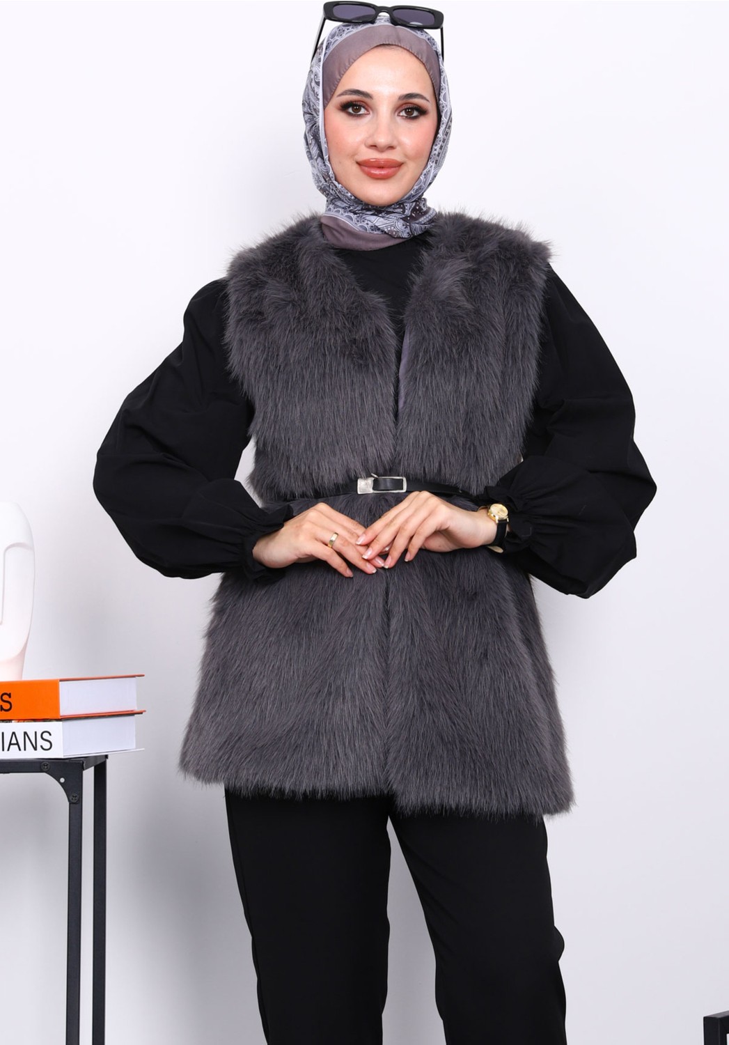 İmaj Butik Siyah Kemerli Astarlı Kürk Yelek görsel 3