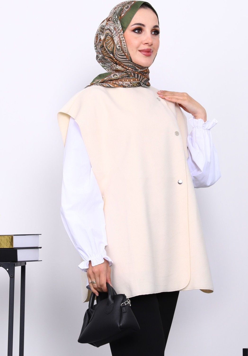 İmaj Butik Krem Çıtçıt Detaylı Kaşe Yelek