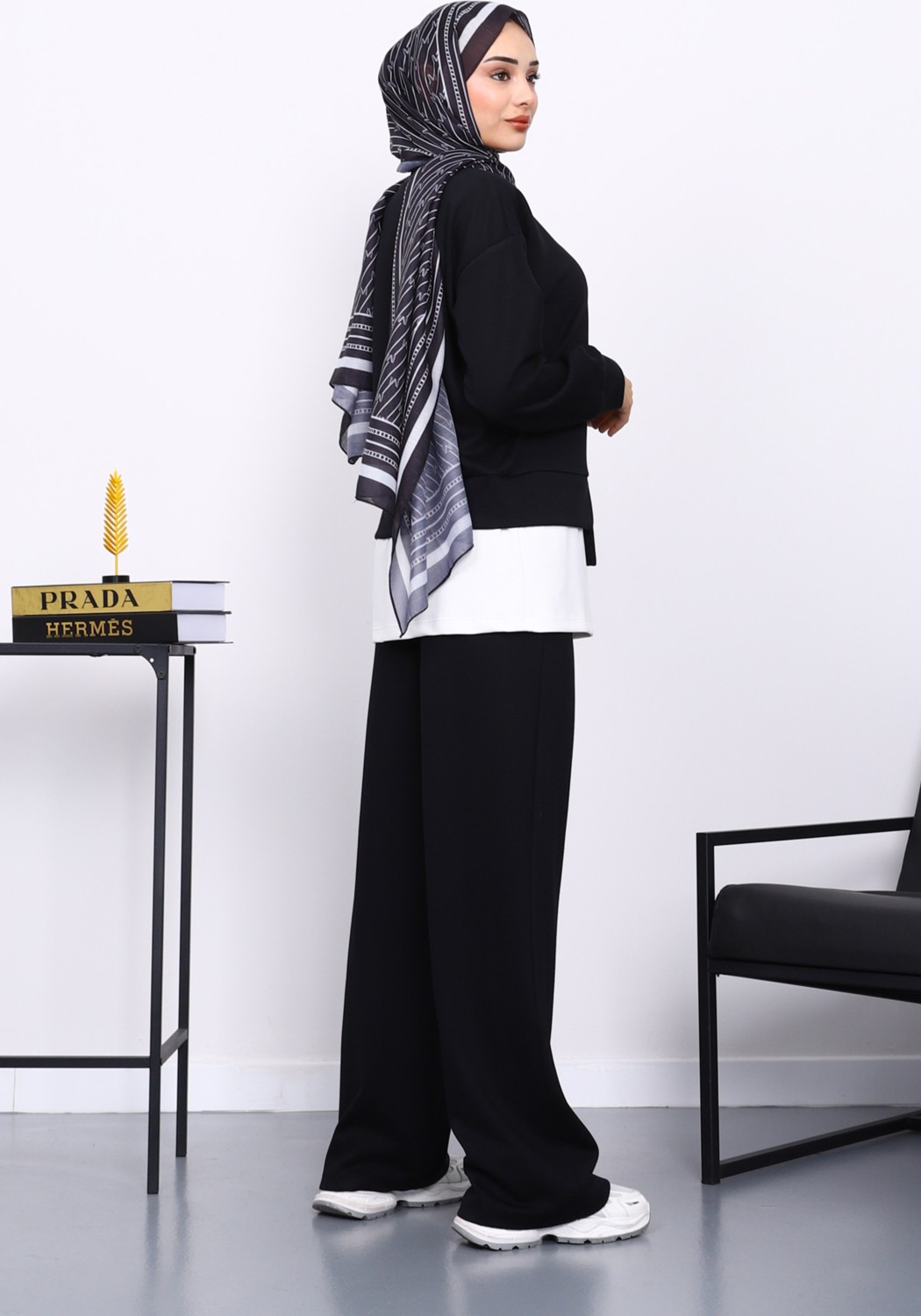 İmaj Butik Siyah Bisiklet Yaka Gül Detaylı Tunik Pantolonlu Modal Takım görsel 4