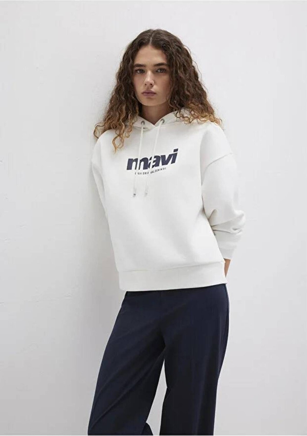Mavi Logo Baskılı Kapüşonlu Ekru Sweatshirt 168334-81964