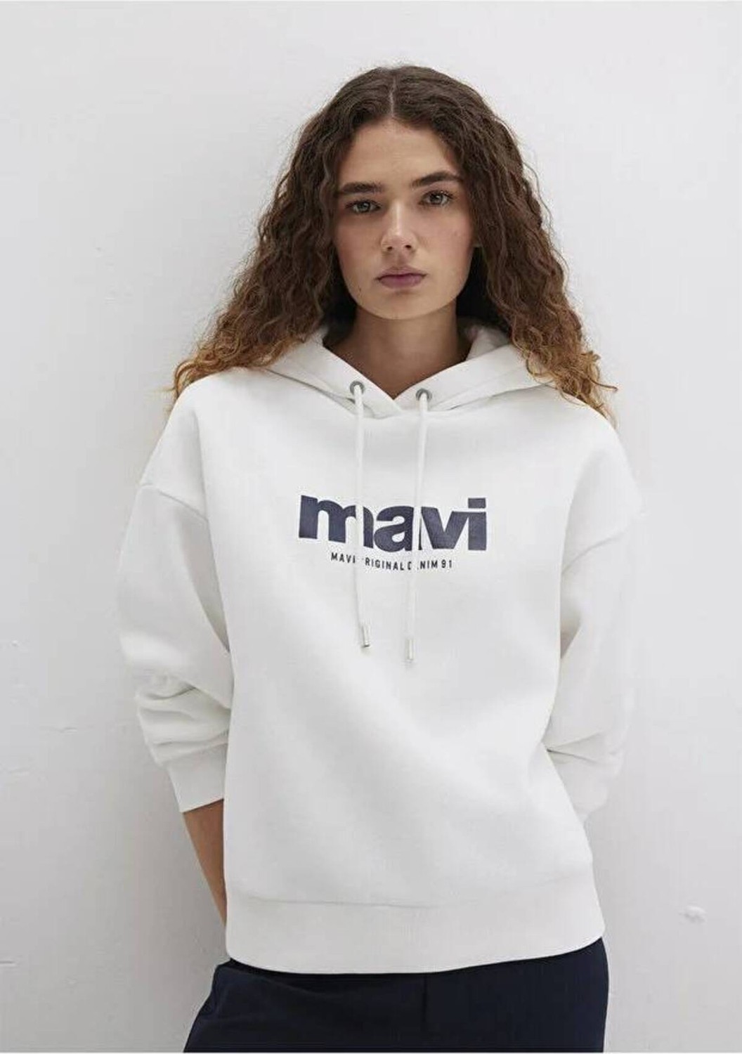 Mavi Logo Baskılı Kapüşonlu Ekru Sweatshirt 168334-81964 görsel 2