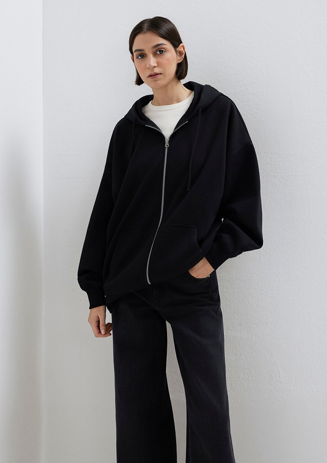 Mavi Kapüşonlu Fermuarlı Siyah Sweatshirt 1610221-900