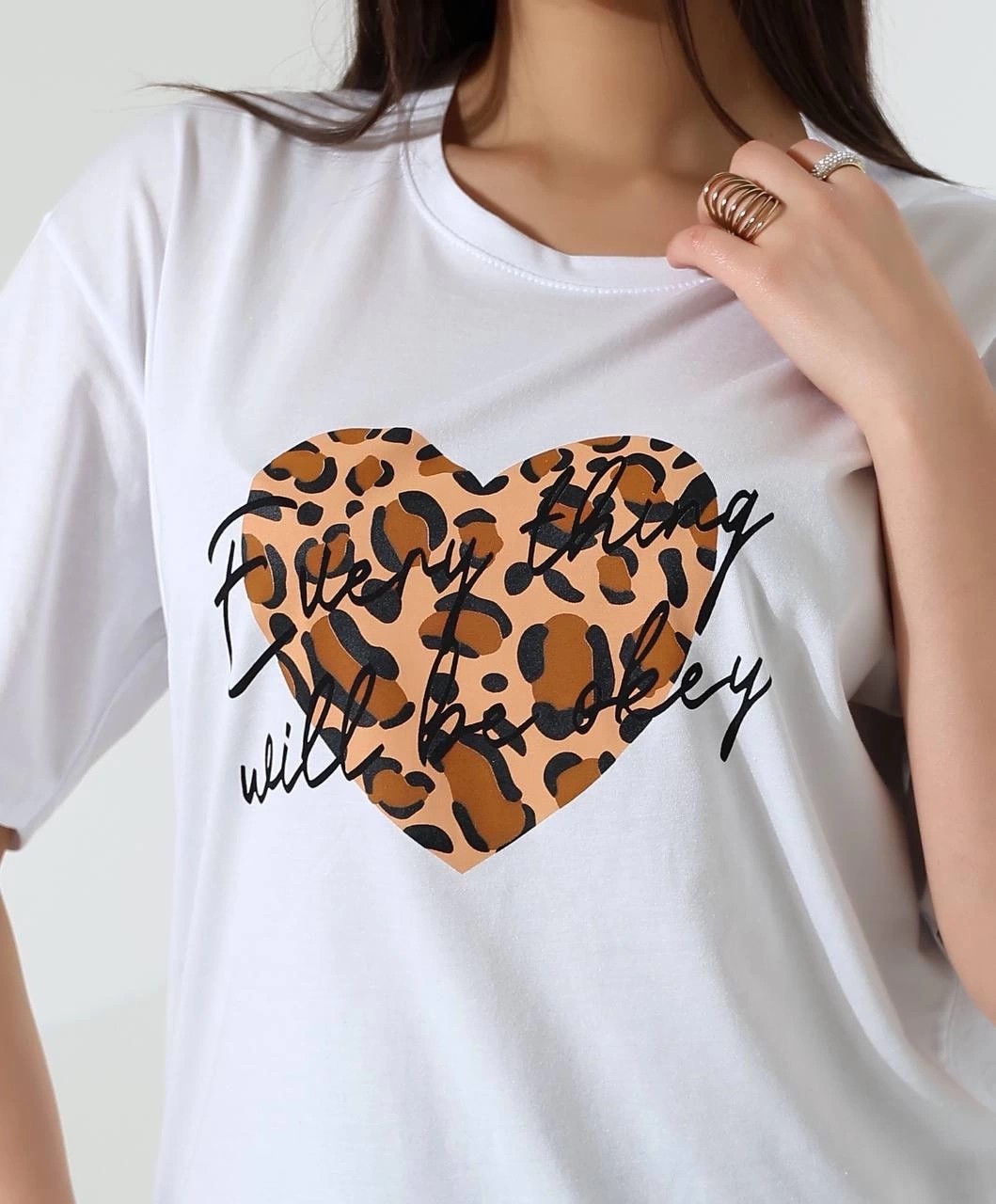 Combin Leopar Kalp Baskılı Tişört görsel 3