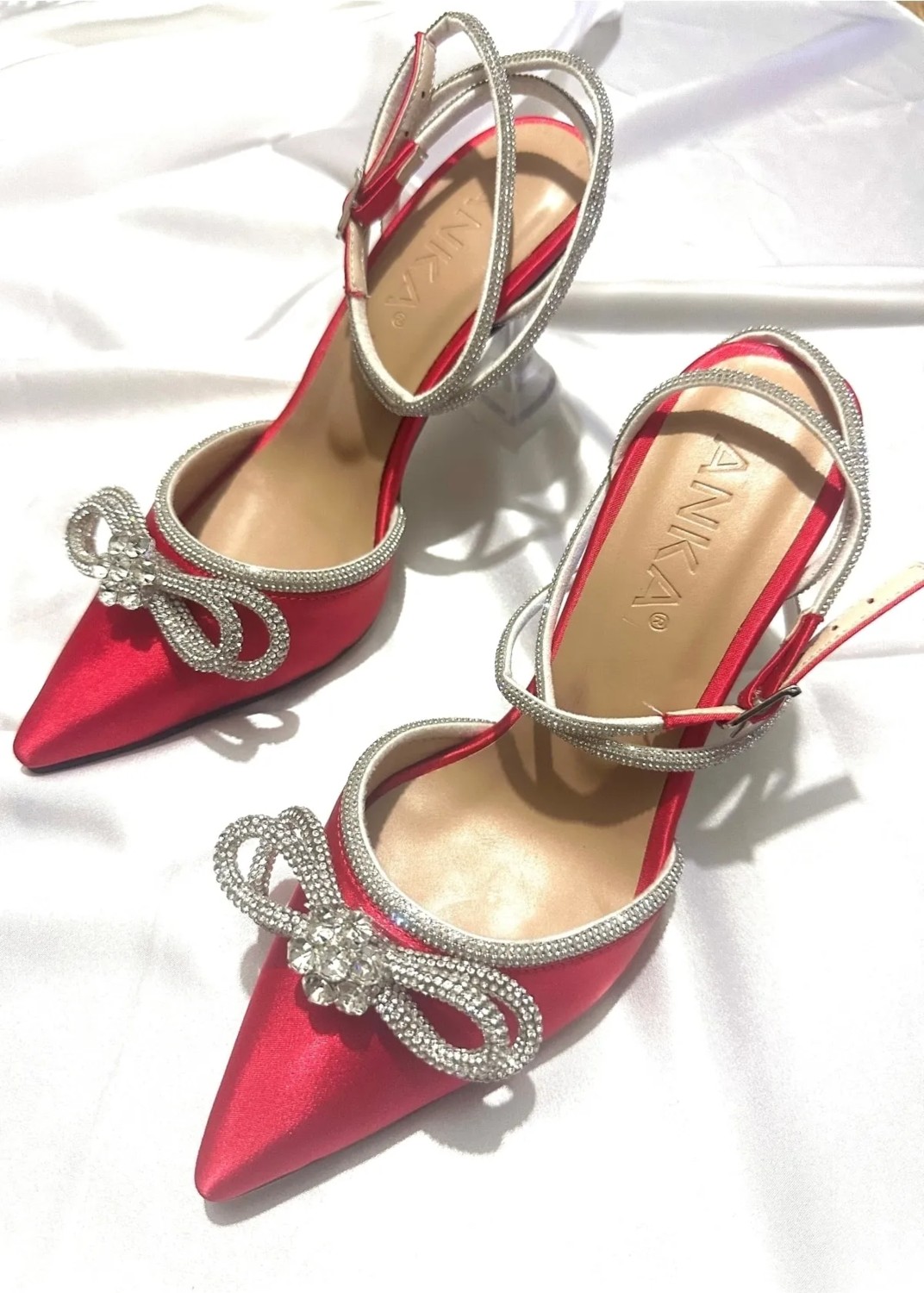 Trendy Anka Kadın Nude Bej Ten Saten 8 cm Şeffaf Topuklu Fiyonk Taşlı Bilekten Dolamalı Sivri Burunlu Ayakkabı
