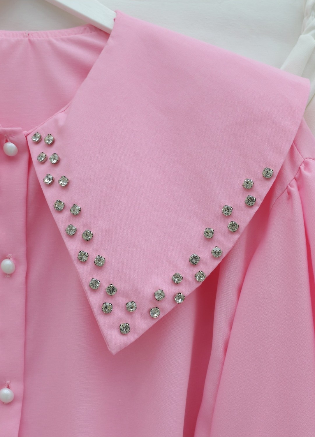 Moda Morfo Geniş Yaka Yakası Taşlı Kolu Lastikli Düğmeli Bağcıklı Gömlek -Pembe görsel 5