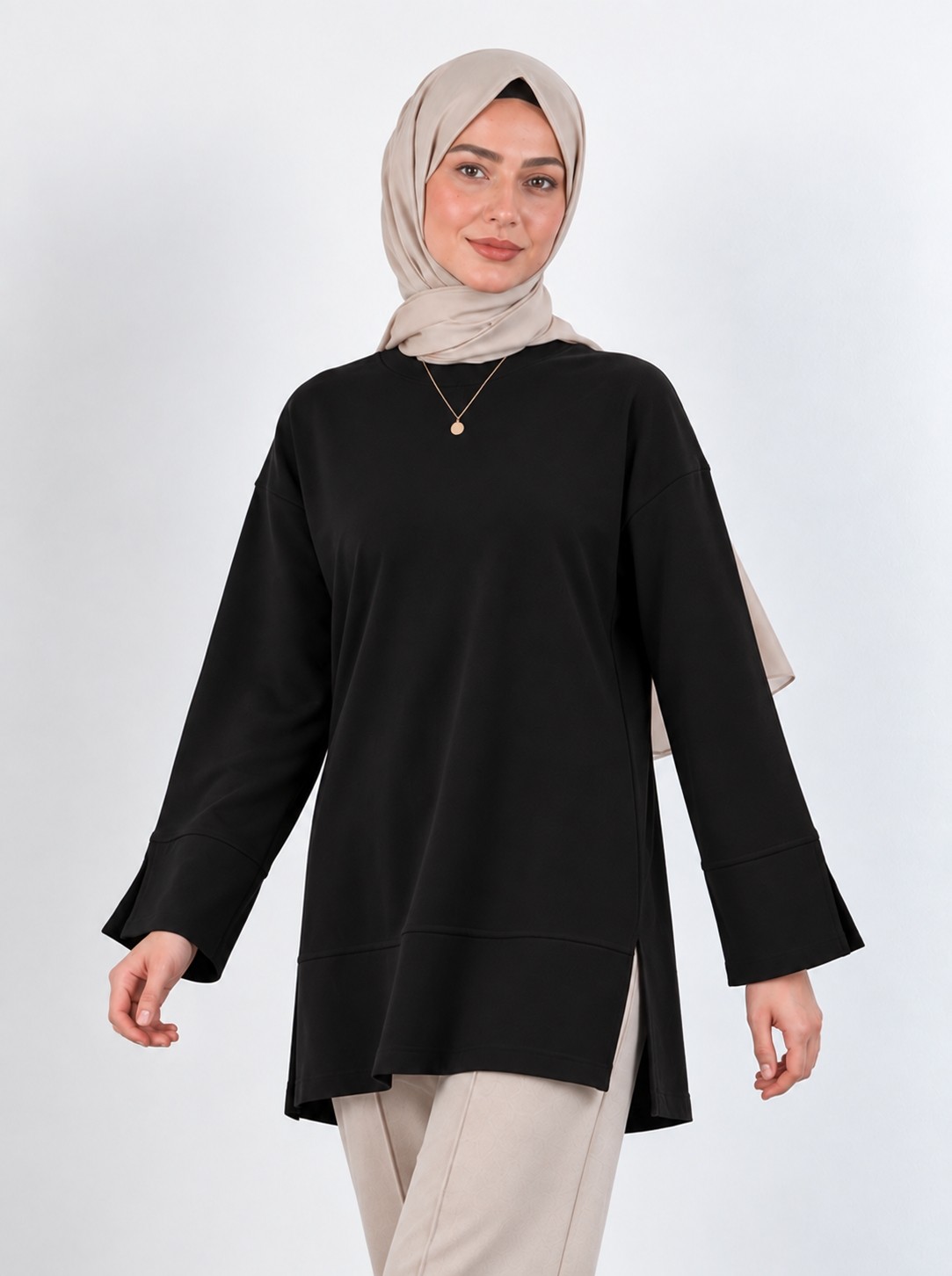 Kadın Siyah Oversize Modal Kumaş Yırtmaç Detaylı Bisiklet Yaka Tesettür Tunik