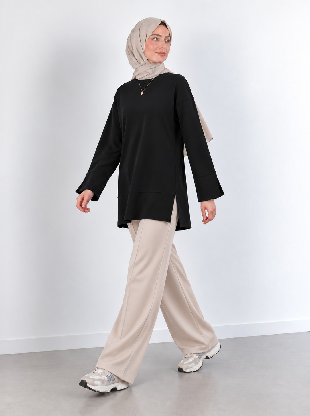 Kadın Siyah Oversize Modal Kumaş Yırtmaç Detaylı Bisiklet Yaka Tesettür Tunik görsel 3