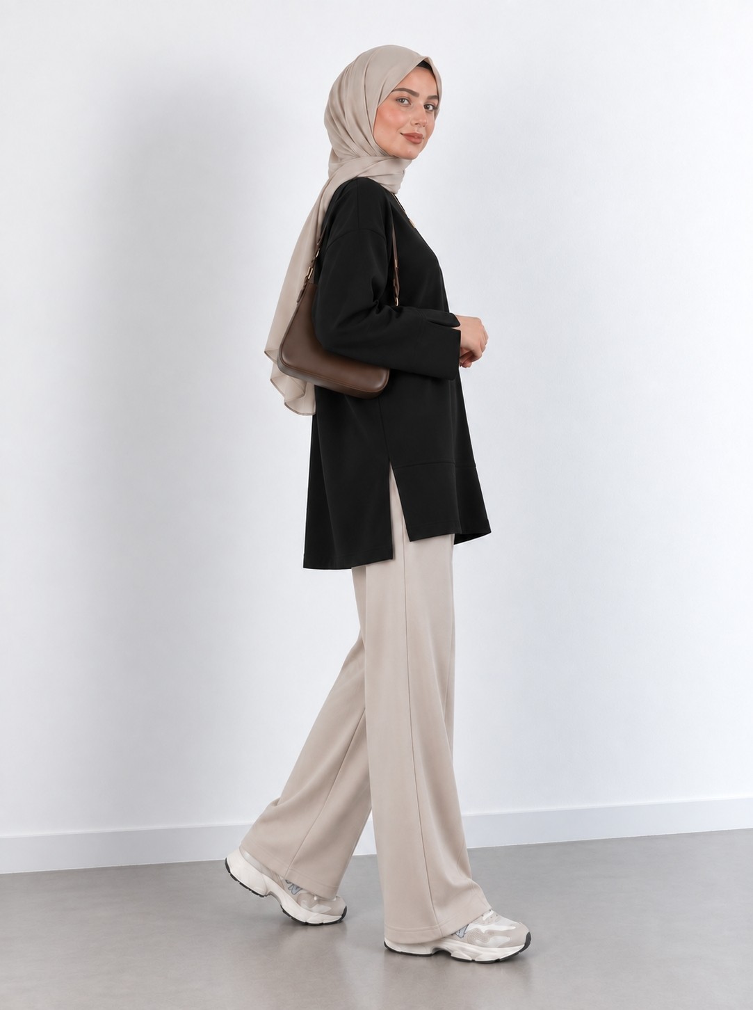 Kadın Siyah Oversize Modal Kumaş Yırtmaç Detaylı Bisiklet Yaka Tesettür Tunik görsel 4