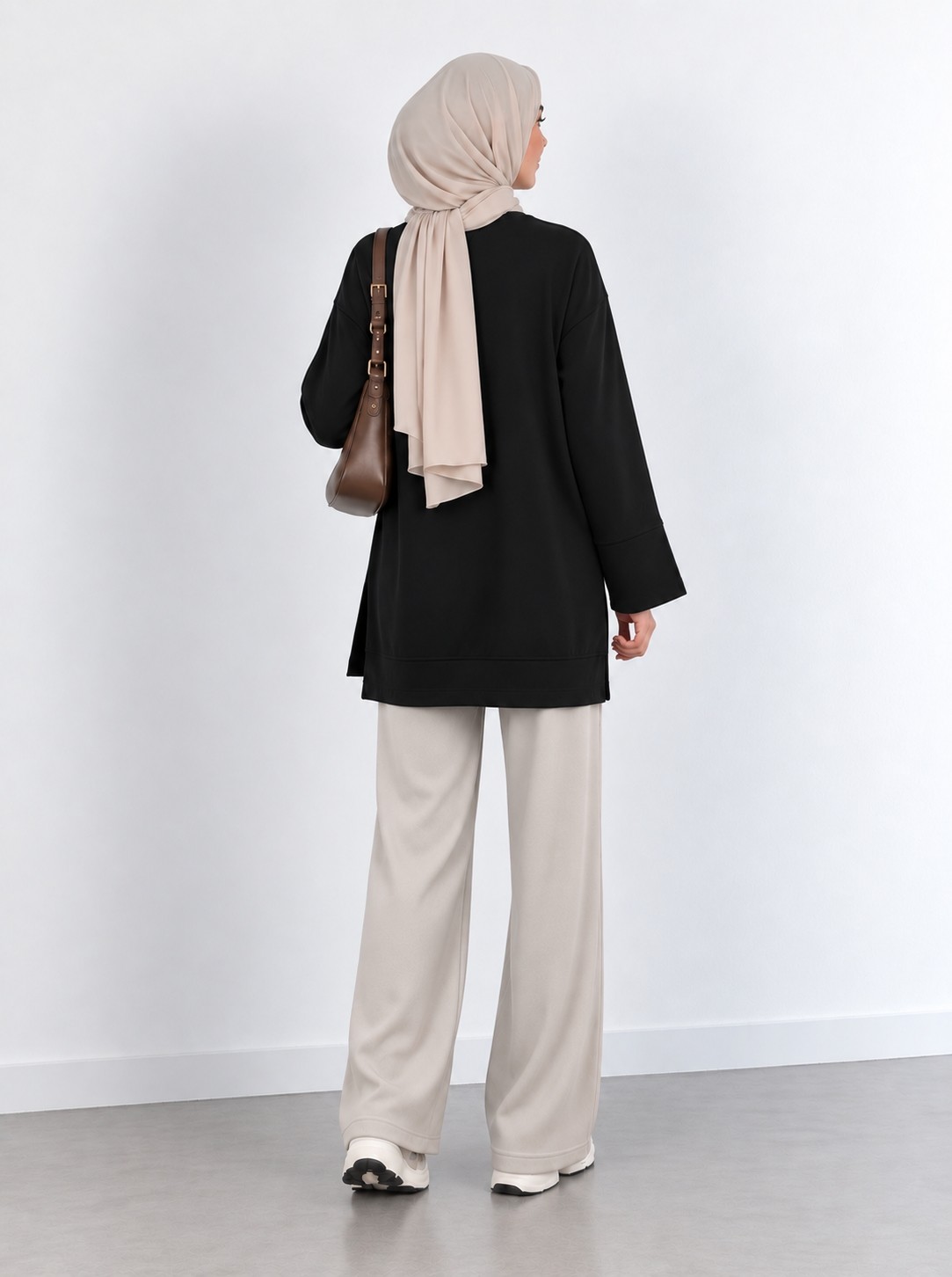 Kadın Siyah Oversize Modal Kumaş Yırtmaç Detaylı Bisiklet Yaka Tesettür Tunik görsel 5