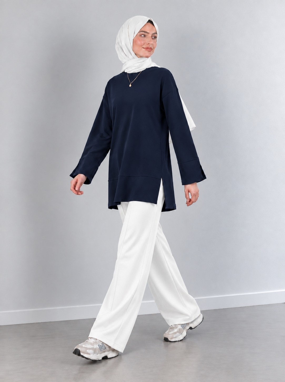 Kadın Siyah Oversize Modal Kumaş Yırtmaç Detaylı Bisiklet Yaka Tesettür Tunik görsel 8