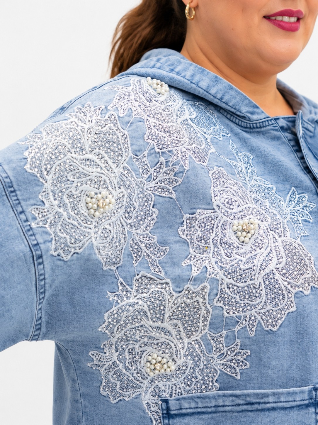 Trieste Wear Büyük Beden Kapüşonlu Düğmeli Çiçek Dantel ve Inci Detaylı Ince Denim Kadın Ceket görsel 4