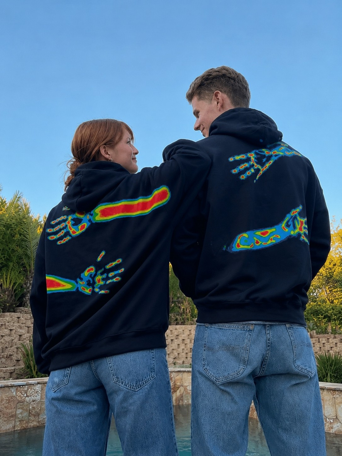 Macklin Sevgili - Arkadaş Çift Kombini Sarılan Eller Sırt Baskılı Özel Tasarım Kapüşonlu Sweatshirt 2li Takım görsel 3