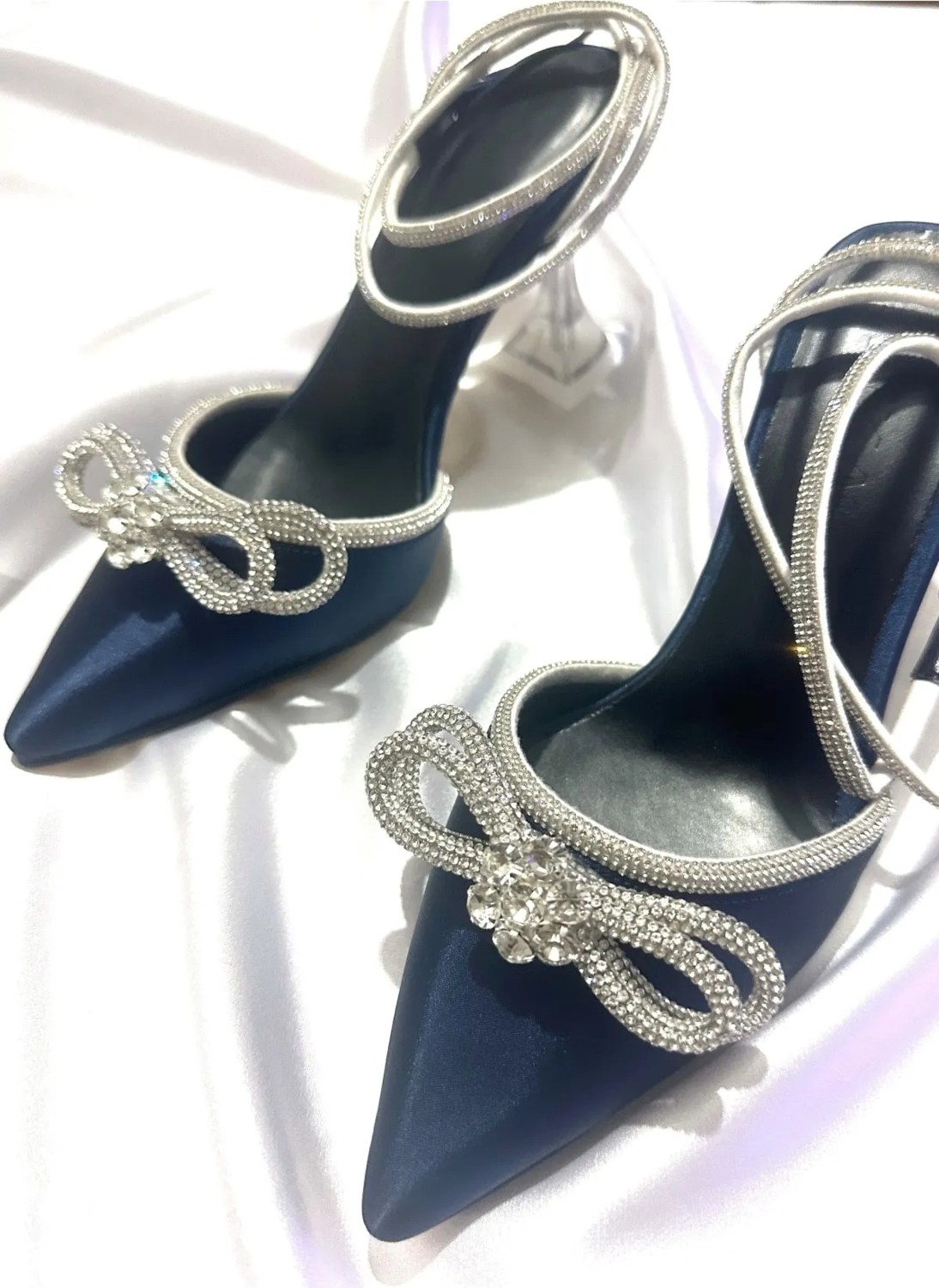 Trendy Anka Kadın Nude Bej Ten Saten 8 cm Şeffaf Topuklu Fiyonk Taşlı Bilekten Dolamalı Sivri Burunlu Ayakkabı