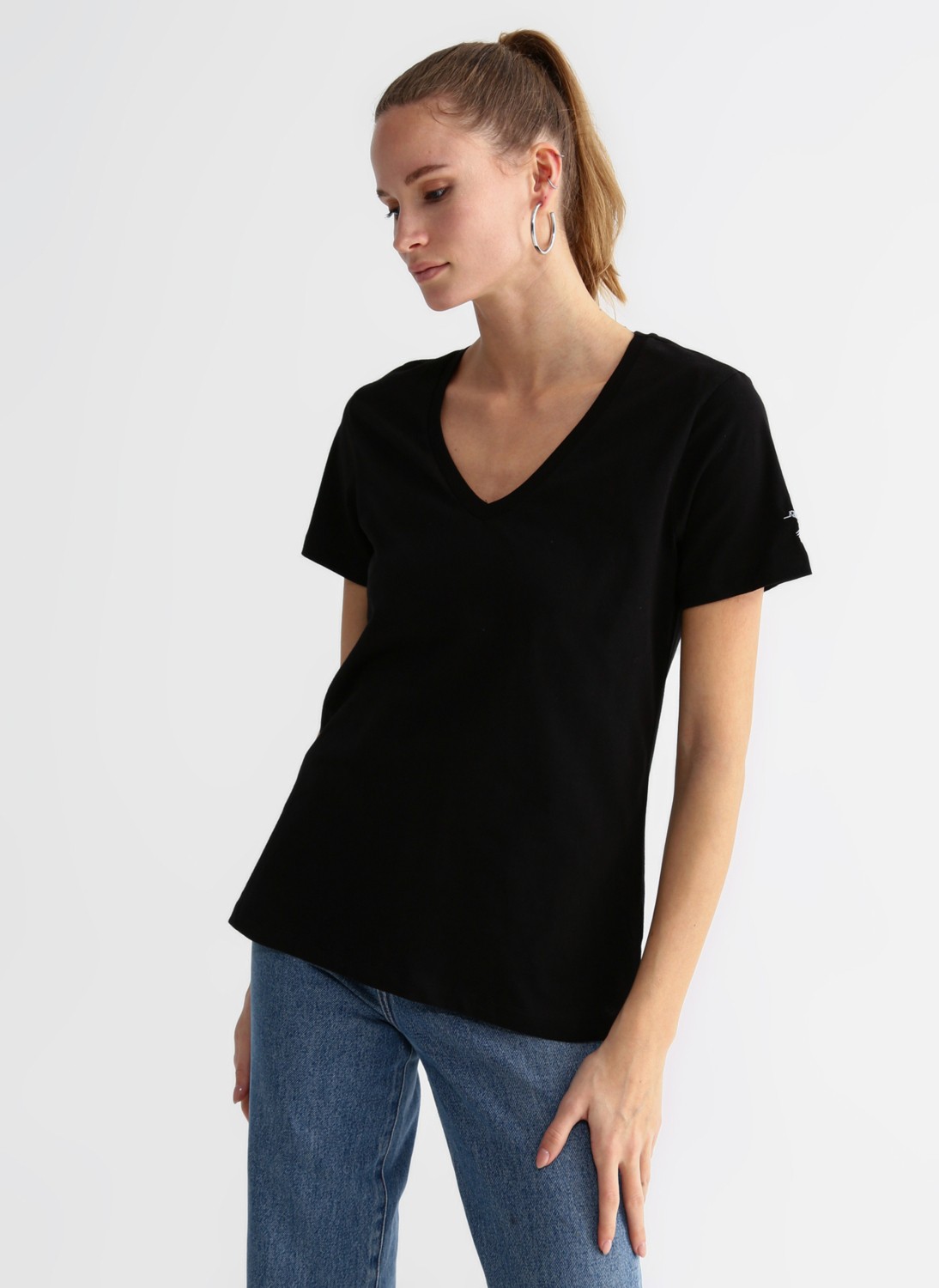 Fabrika V Yaka Düz Siyah Kadın T-Shirt TEYO görsel 3