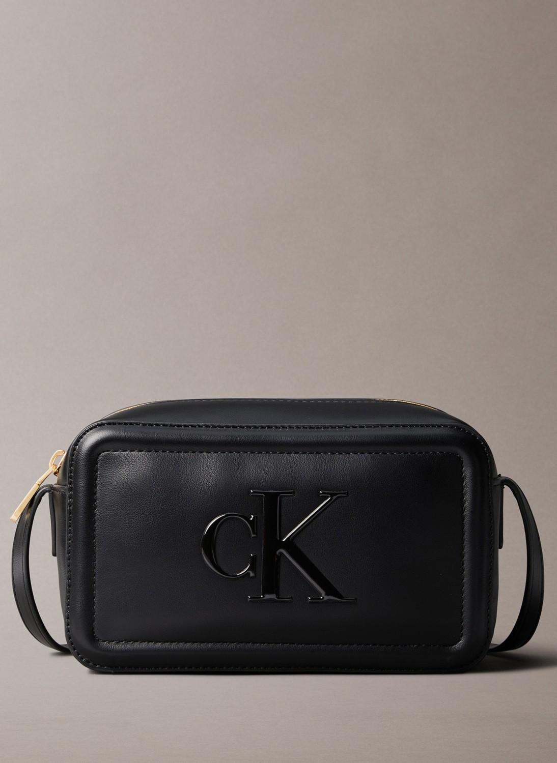 Calvin Klein Siyah Kadın Çapraz Çanta Ergonomik Tasarım ile Şık Görünüm Sunuyor LV04F3220G