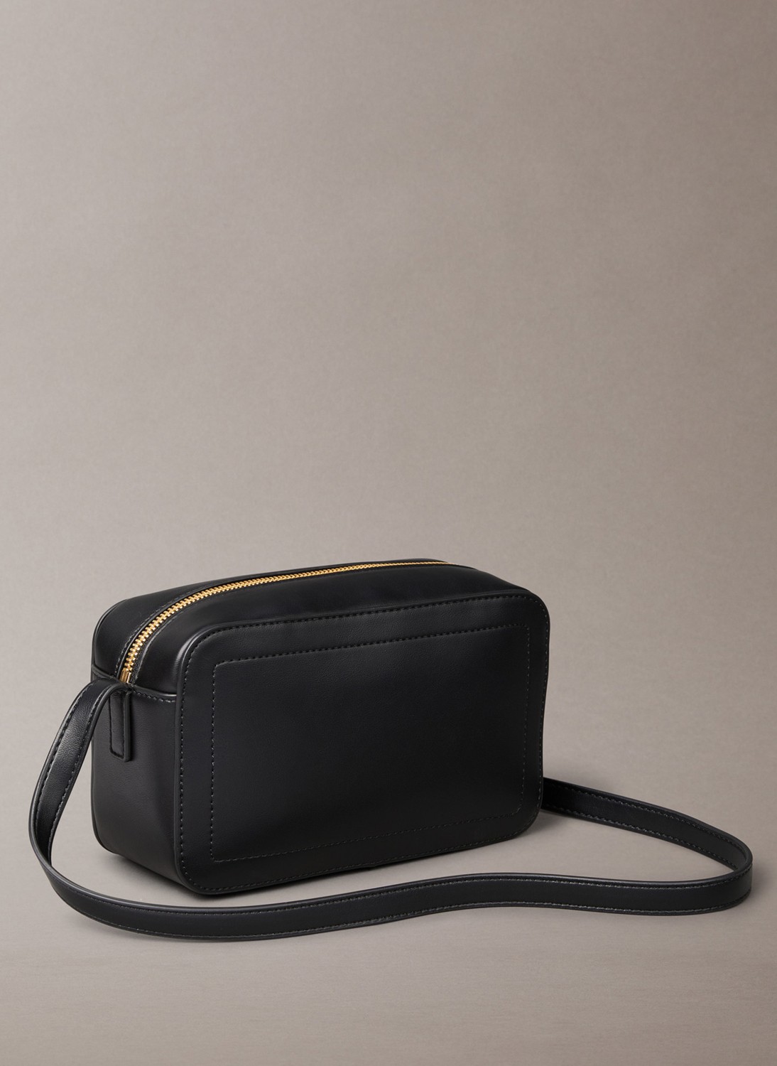 Calvin Klein Siyah Kadın Çapraz Çanta Ergonomik Tasarım ile Şık Görünüm Sunuyor LV04F3220G görsel 2