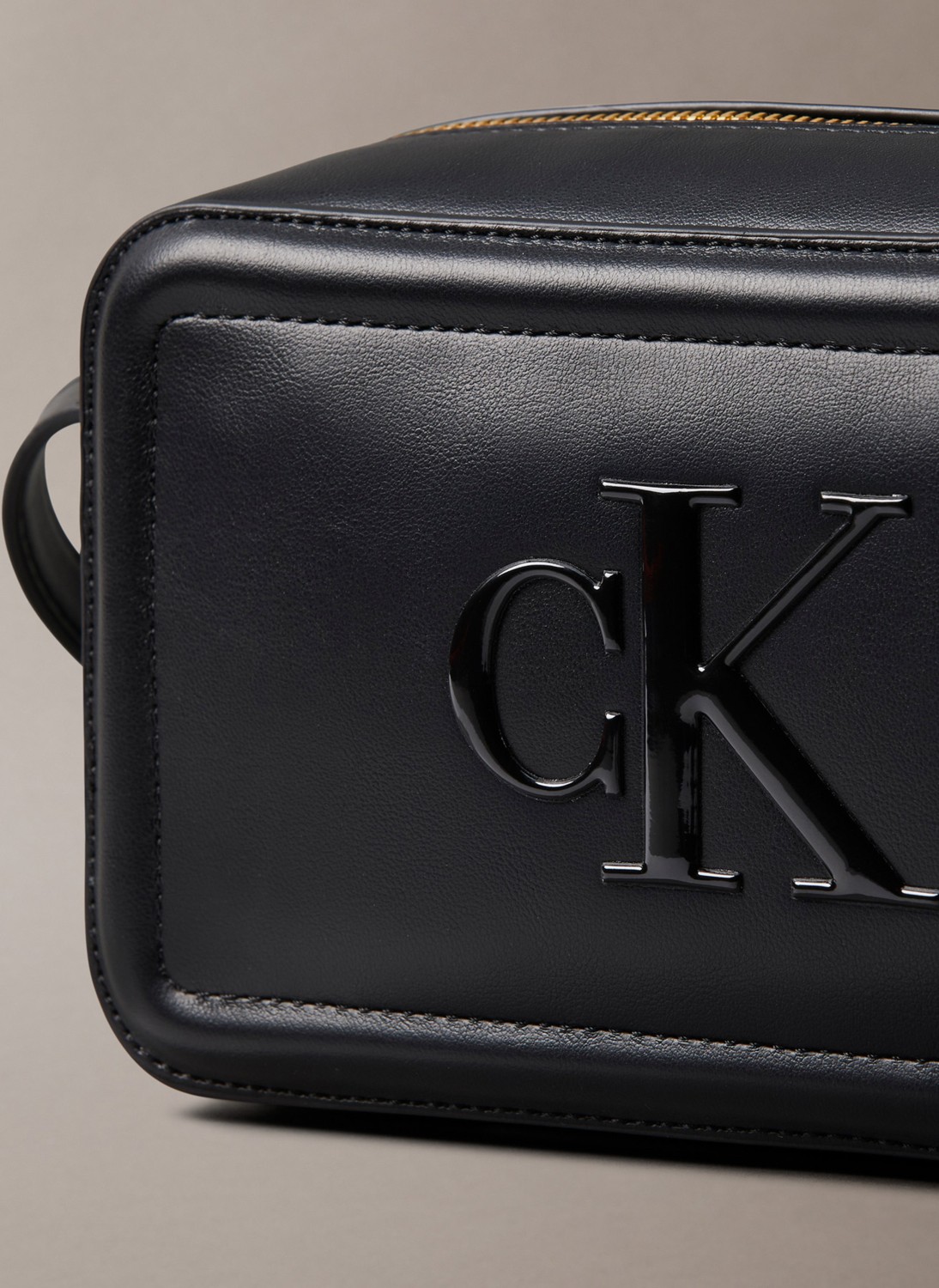 Calvin Klein Siyah Kadın Çapraz Çanta Ergonomik Tasarım ile Şık Görünüm Sunuyor LV04F3220G görsel 4