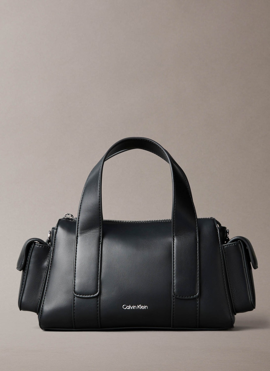 Calvin Klein Siyah Omuz Çantası Şık Görünüm ve Ergonomik Tasarım ile Günlük Kullanım İçin