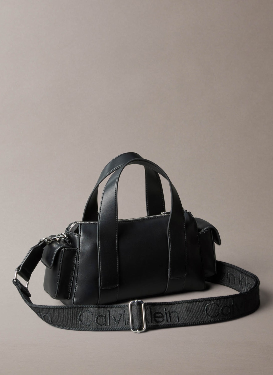 Calvin Klein Siyah Omuz Çantası Şık Görünüm ve Ergonomik Tasarım ile Günlük Kullanım İçin görsel 2