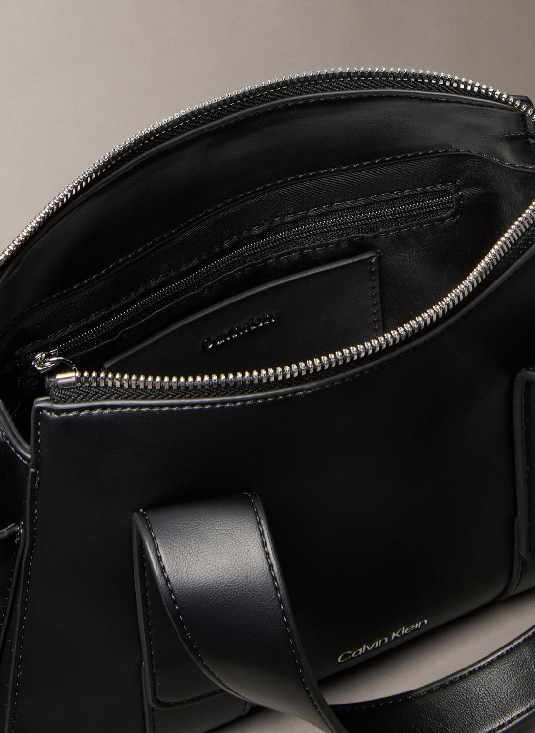Calvin Klein Siyah Omuz Çantası Şık Görünüm ve Ergonomik Tasarım ile Günlük Kullanım İçin görsel 3
