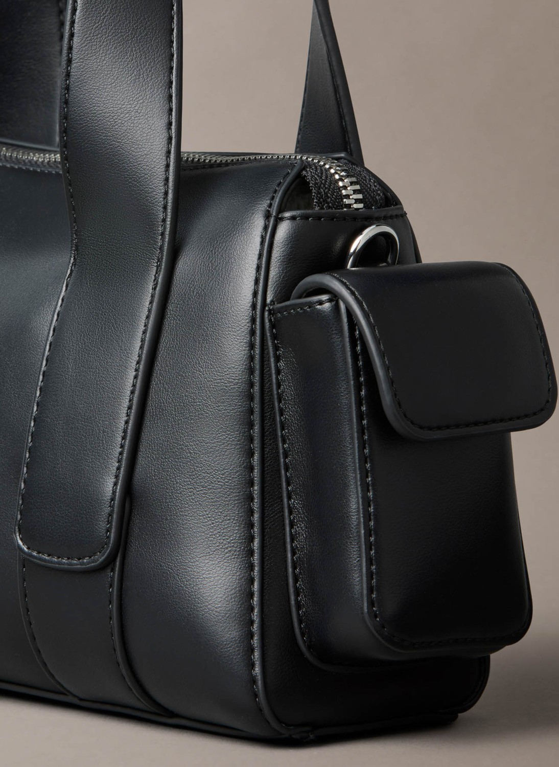Calvin Klein Siyah Omuz Çantası Şık Görünüm ve Ergonomik Tasarım ile Günlük Kullanım İçin görsel 4