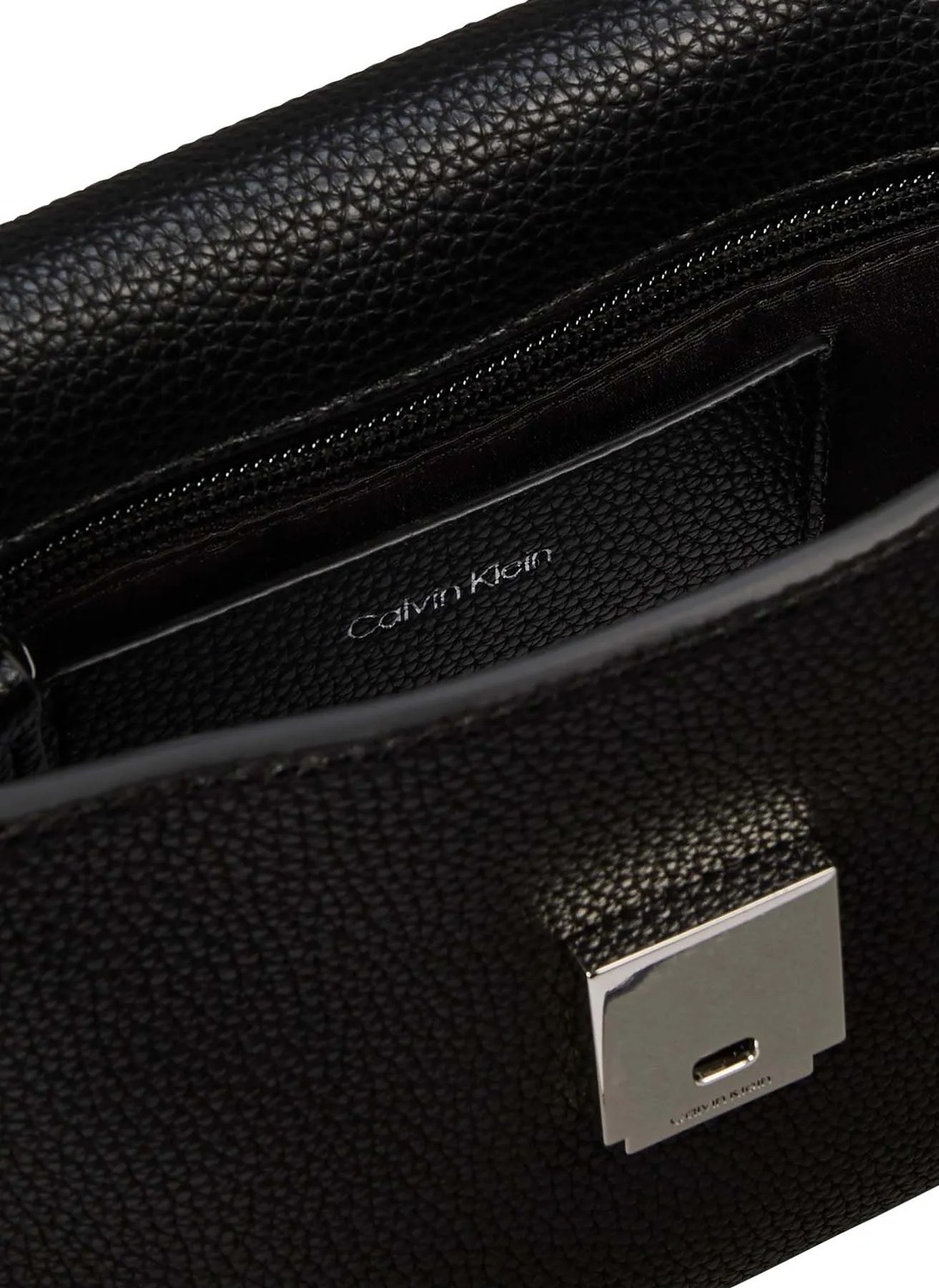 Calvin Klein Siyah Kadın Çapraz Çanta Ergonomik Tasarım ile Şık Görünüm Sunuyor LV04F3511GUB1 görsel 3