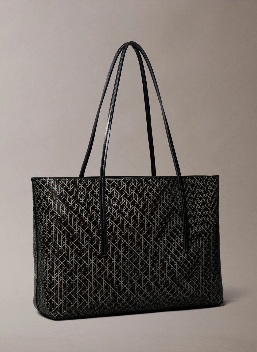 Calvin Klein Kadın Omuz Çanta Black Materyal ile Şık Görünüm ve Ergonomik Tasarım görsel 7