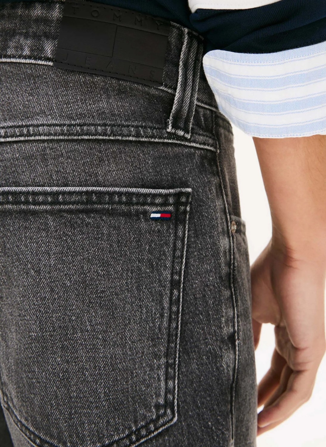 Tommy Jeans Siyah Erkek Denim Şort DM0DM229761BZ Siyah Denim Şort görsel 3
