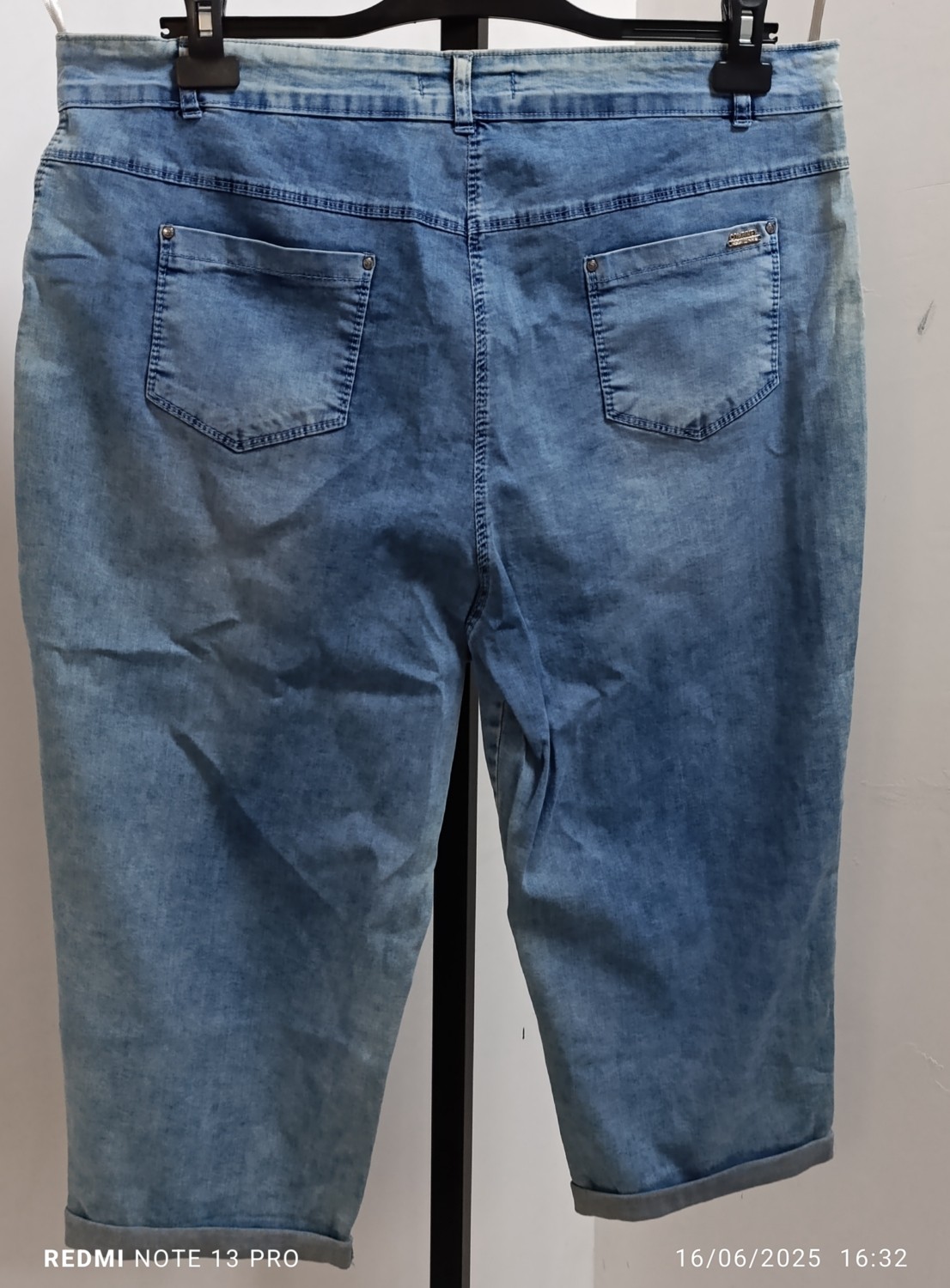 Akşen Giyim Büyük Beden Full Likralı Yüksek Belli Kar Yıkama Taşlanmış Yazlık Denim Kumaş Kapri görsel 2