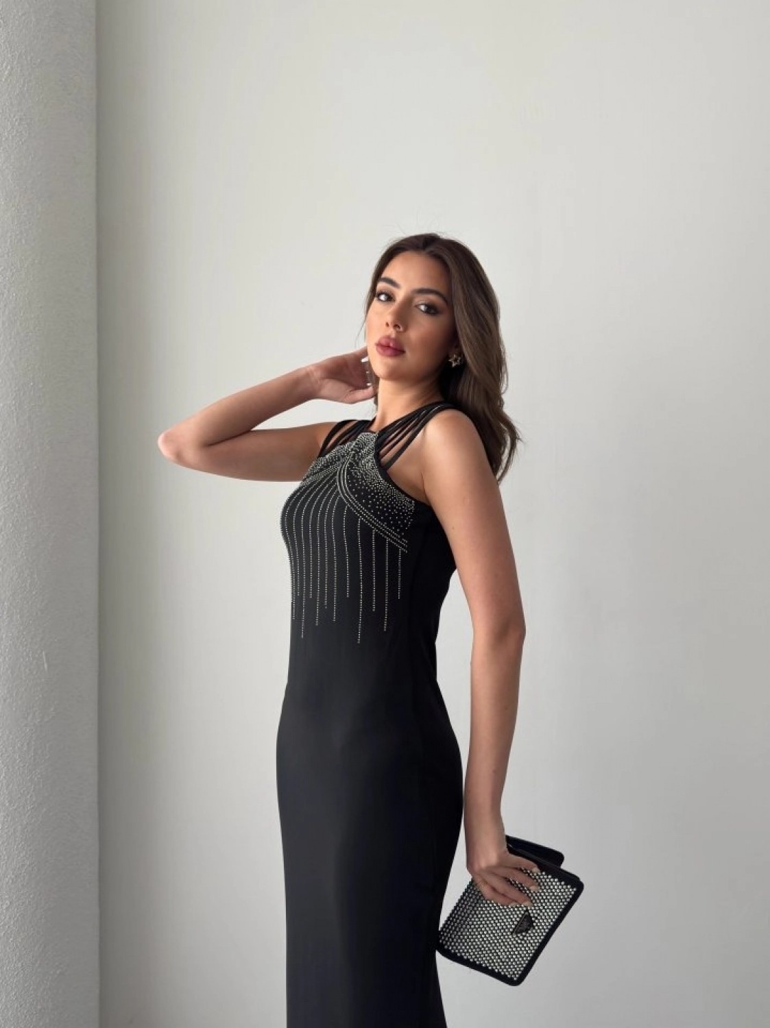 Pileli Store Kadın Omuz Çoklu Askılı Önü Taş Işlemeli Balık Kesim Janjan Krep Maxi Boy Elbise görsel 5