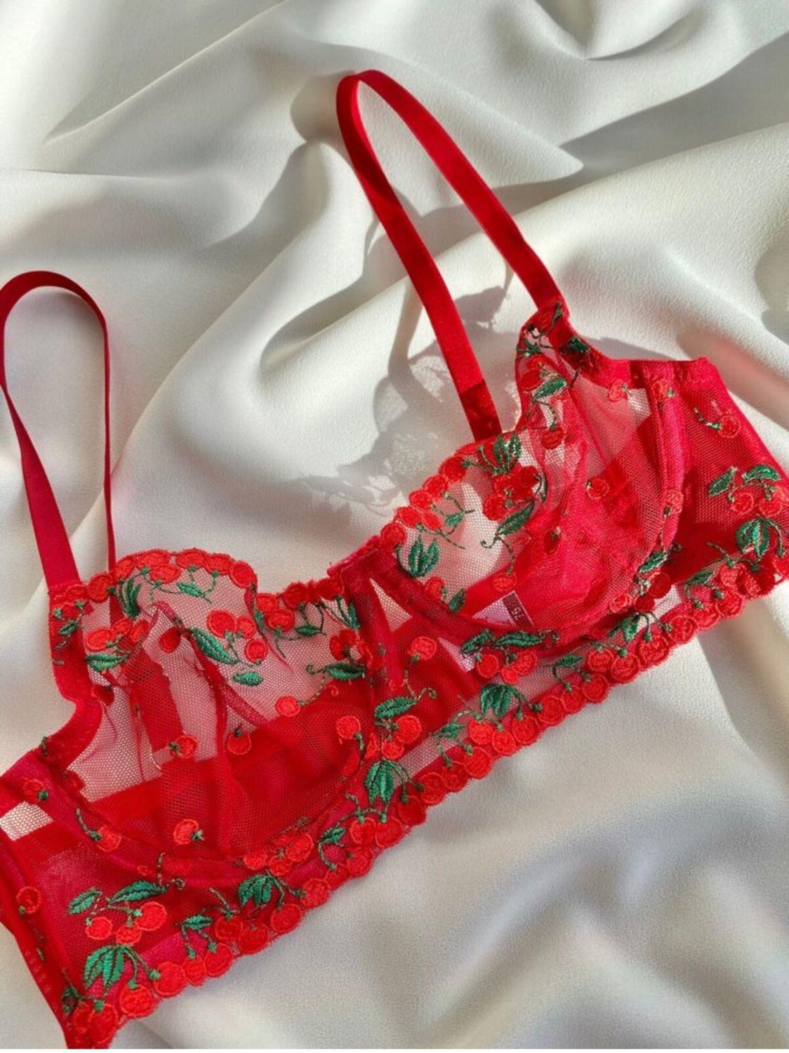 La Linaa Cherry Kırmızı Tanga Külotlu Sütyen Takımı Rahat ve Şık Kullanım Özelliği ile görsel 2