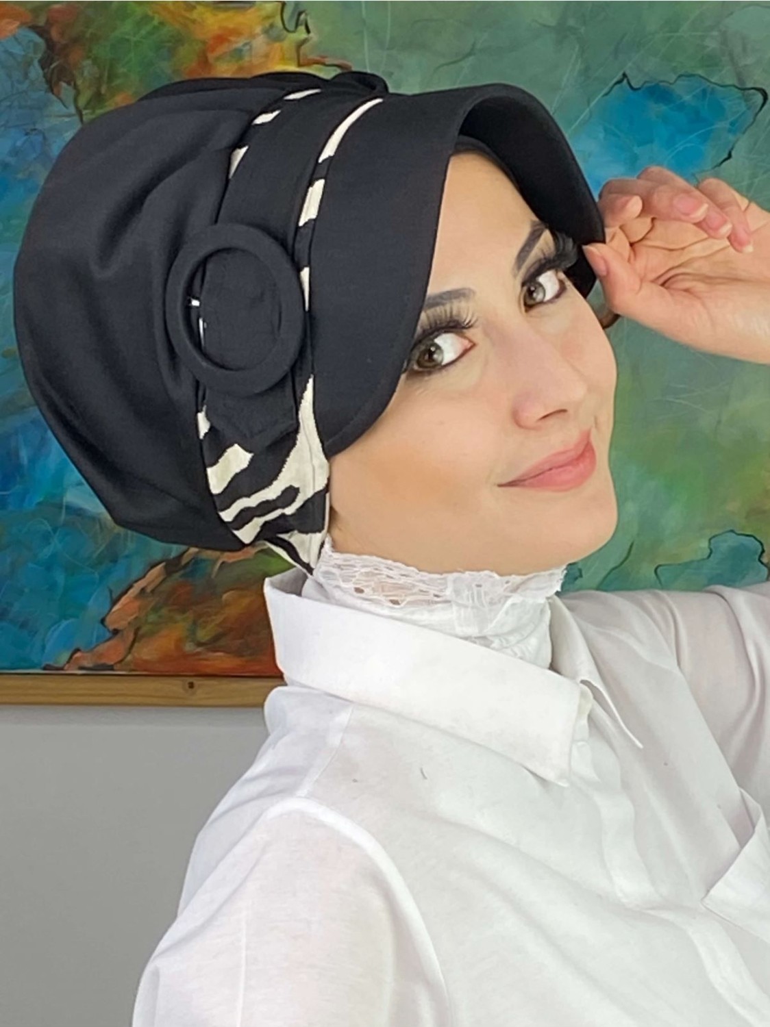 Butik Ambar Nazlı Model Tokalı Iri Krem Çizgili Zebra Desen Tesettür Siyah Şapka