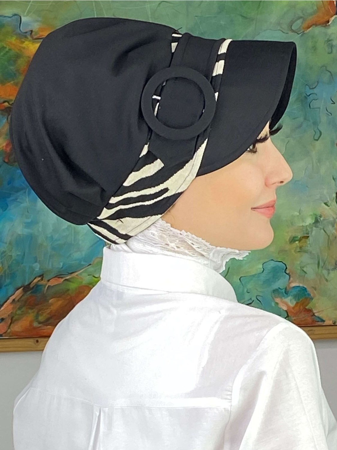 Butik Ambar Nazlı Model Tokalı Iri Krem Çizgili Zebra Desen Tesettür Siyah Şapka görsel 3