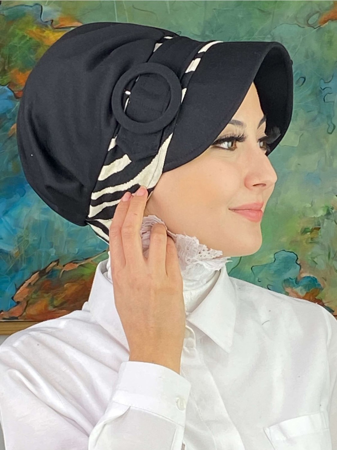 Butik Ambar Nazlı Model Tokalı Iri Krem Çizgili Zebra Desen Tesettür Siyah Şapka görsel 4