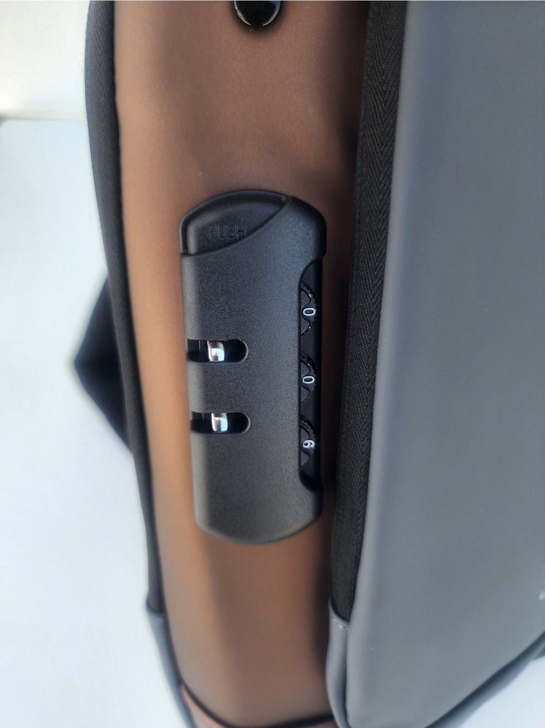 Woodhub Su Geçirmez 7 Gözlü Kilitli Unisex Çapraz Çanta, USB Çıkışlı, Gri görsel 3