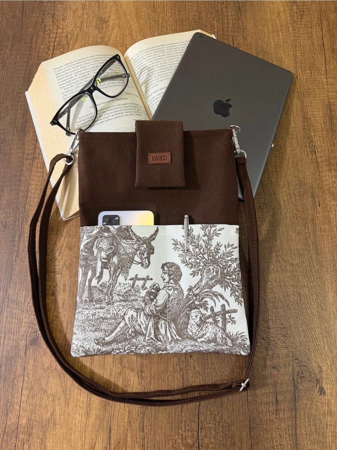 Aksesuar Sepeti El Yapımı, Fransız Köylüsü Desenli, Cepli, Taşıma Askılı, Kılıf Çanta, Tablet Kılıfı, Kitap Kılıfı