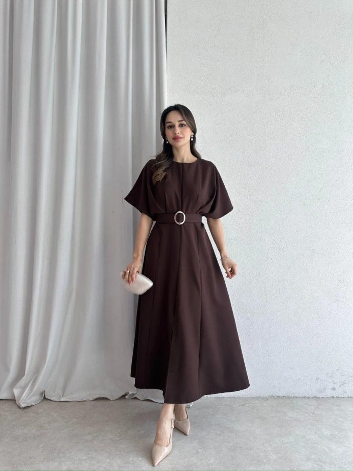 Moda Durağı Kaliteli Midi Elbise Yırtmaç Detaylı Kemerli Kahverengi