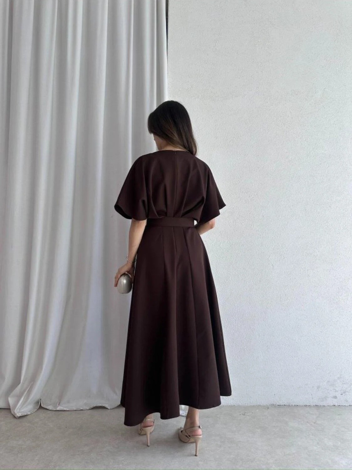 Moda Durağı Kaliteli Midi Elbise Yırtmaç Detaylı Kemerli Kahverengi görsel 2