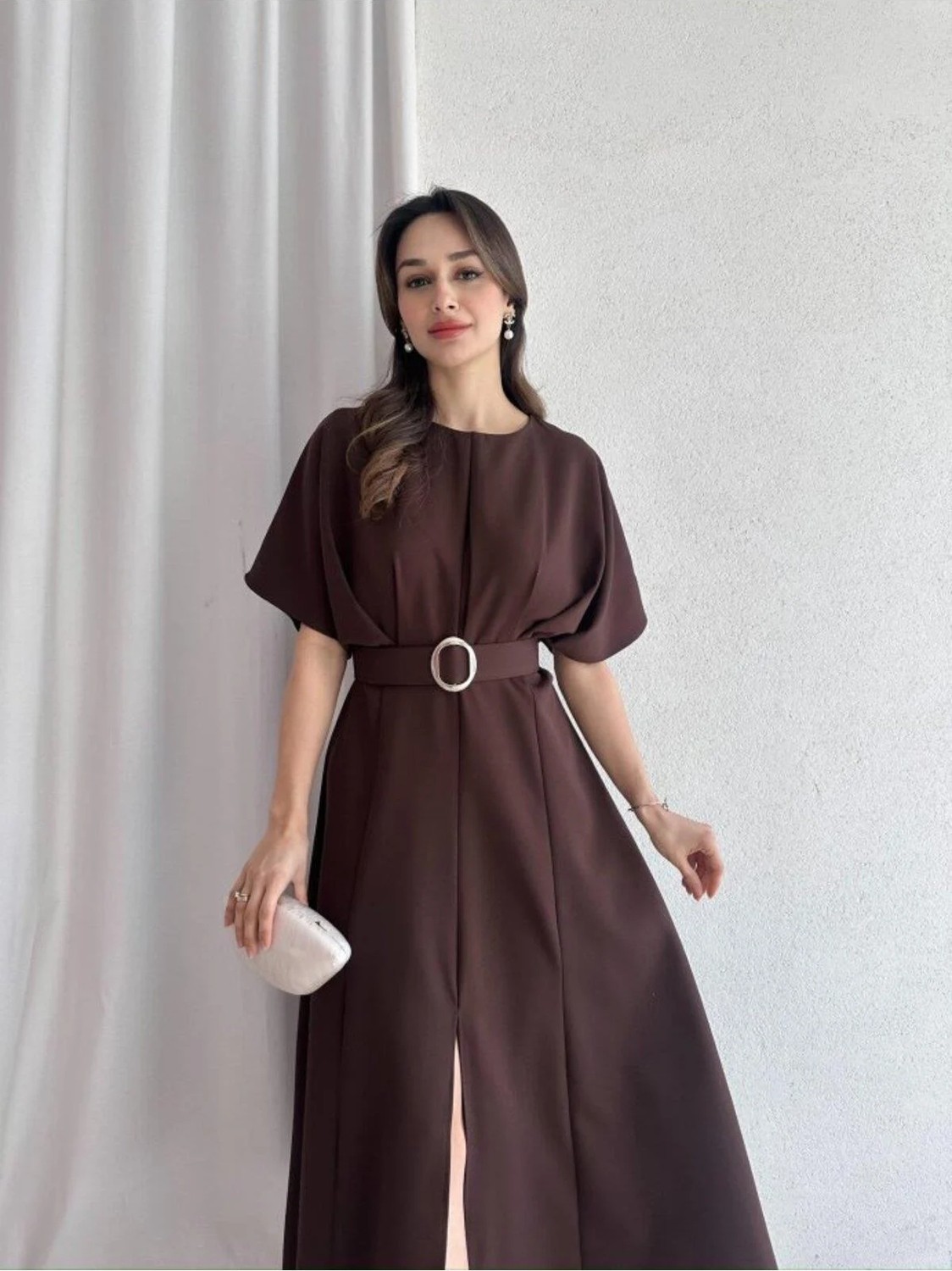 Moda Durağı Kaliteli Midi Elbise Yırtmaç Detaylı Kemerli Kahverengi görsel 3
