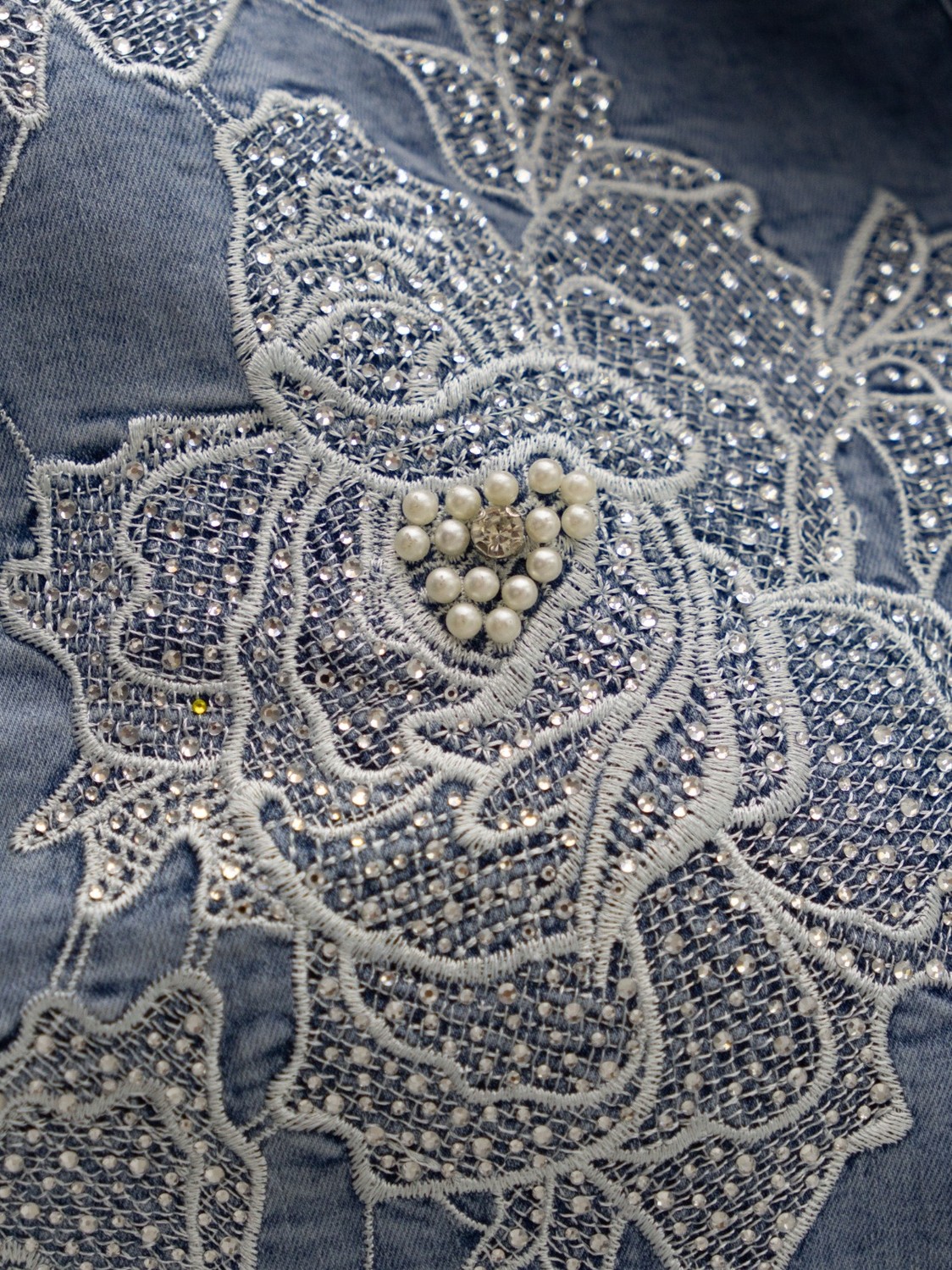 Trieste Wear Büyük Beden Kapüşonlu Düğmeli Çiçek Dantel ve Inci Detaylı Ince Denim Kadın Ceket görsel 5
